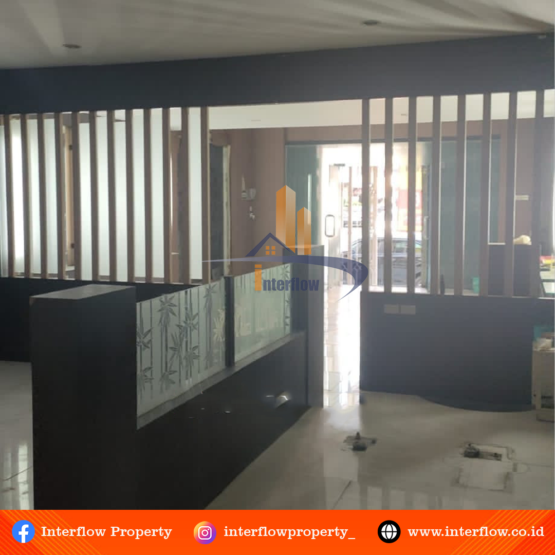 Rumah dijual atau disewakan di Gang Besen Semarang, 2 lantai, luas 110 m², lokasi strategis, cocok untuk usaha.